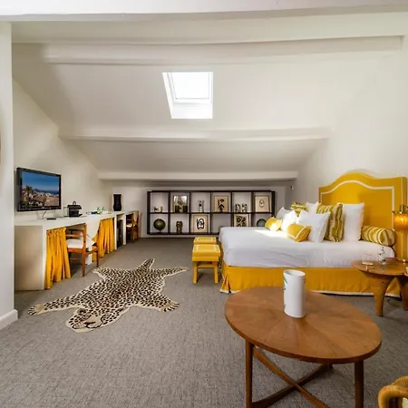 Le Y Hotel 4*