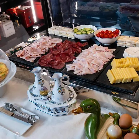 Le Y Hotel 4*