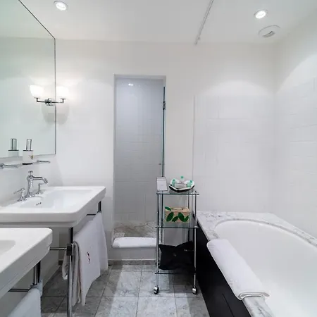 Le Y Hotel 4*