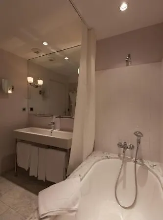Le Y Hotel
