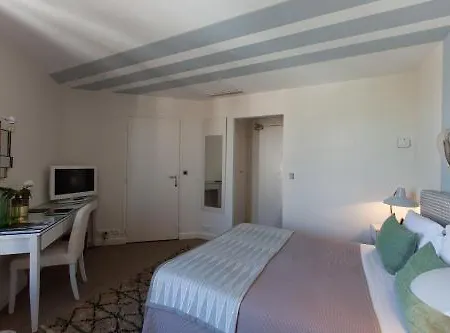 Le Y Hotel